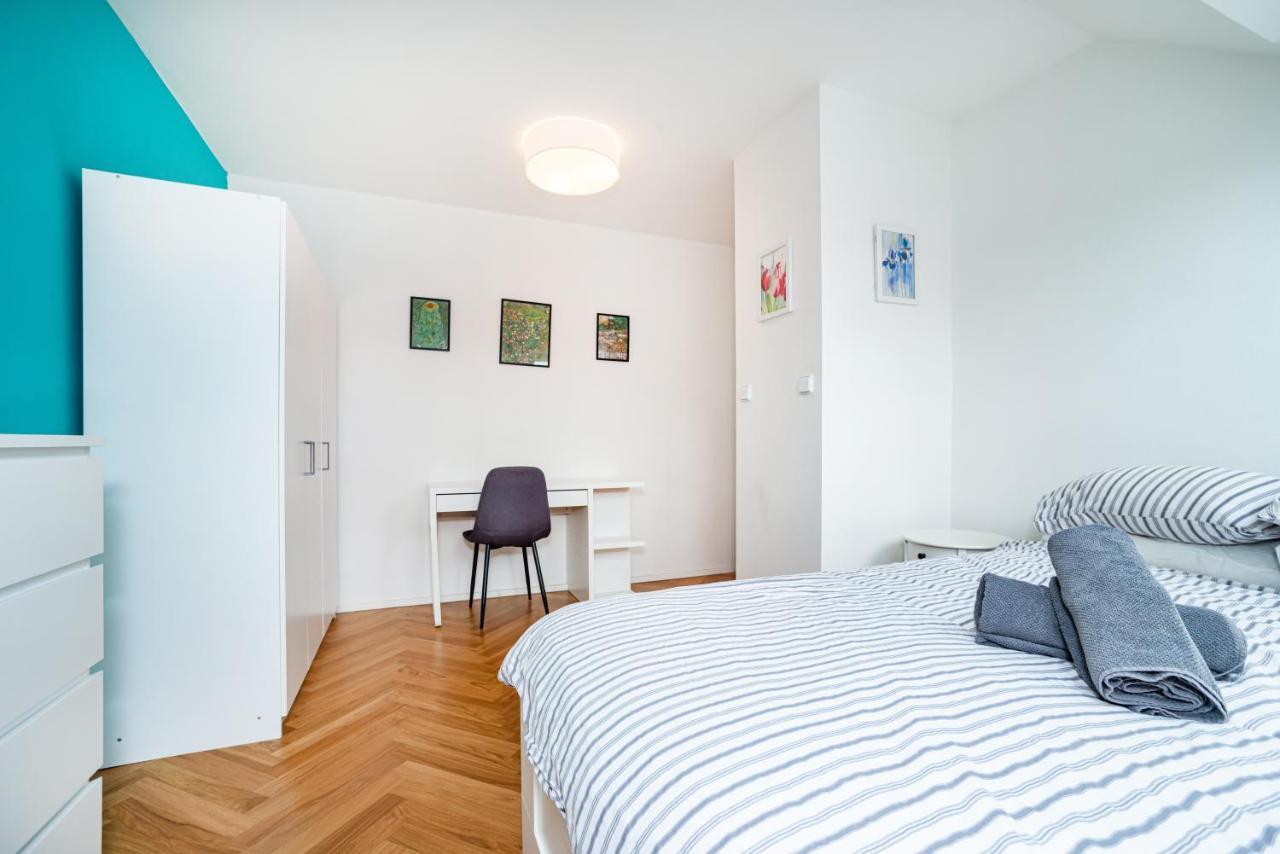 Central, Spacious, Modern 5 Bedrm Duplex W/balcony Apartmán