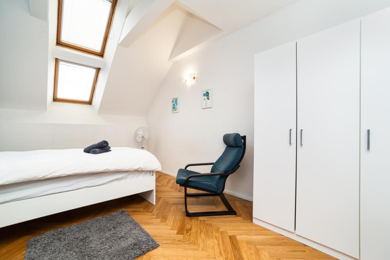 Central, Spacious, Modern 5 Bedrm Duplex W/balcony Appartement *